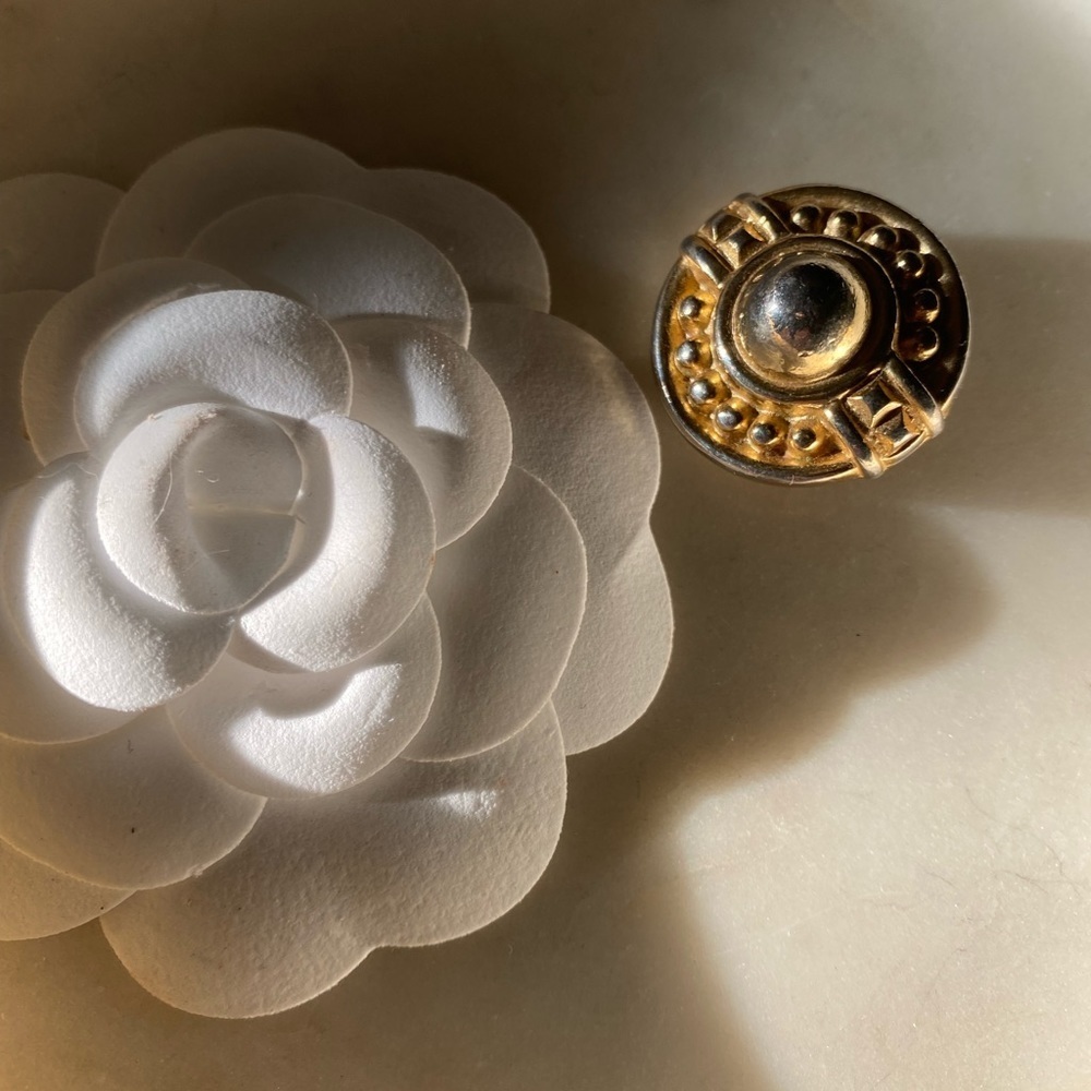 Gorgeous single GIVENCHY gold tone clip on earring